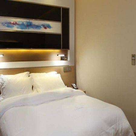 Lavande Hotel Zhuhai Gongbei Port Of Entry Екстер'єр фото